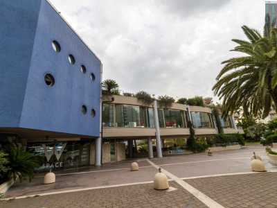 Lo stabile, firmato sempre dall�architetto Ramstein, si compone di un edificio a forma di V dalle diverse volumetrie con strutture sospese a vetrate e altre a forma di onde